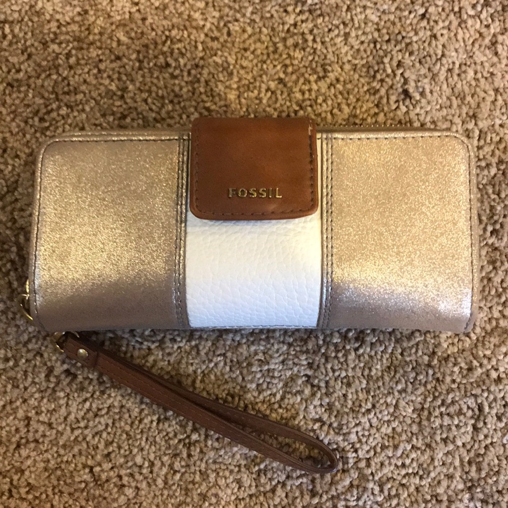 Gold Fossil Wristlet with 3 Bill slots